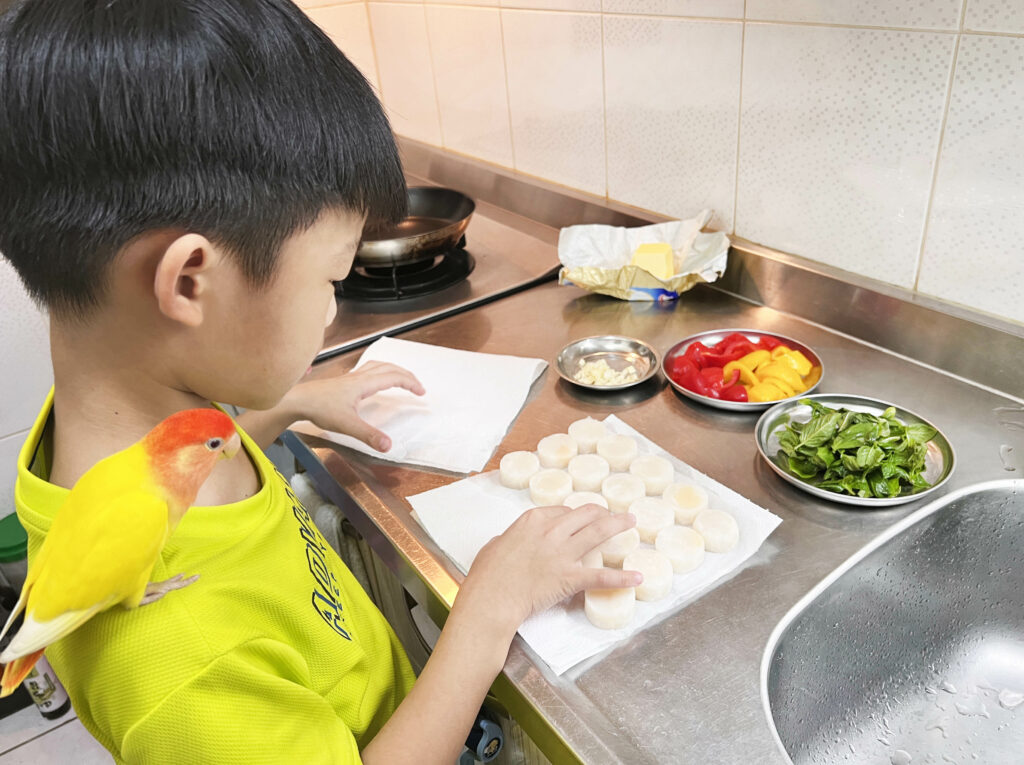 【親子料理】奶香扇貝肉Q彈有嚼勁，好煎好吃失敗率低