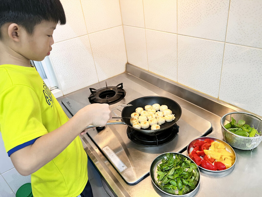 【親子料理】奶香扇貝肉Q彈有嚼勁，好煎好吃失敗率低