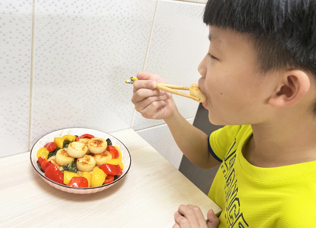 【親子料理】奶香扇貝肉Q彈有嚼勁，好煎好吃失敗率低