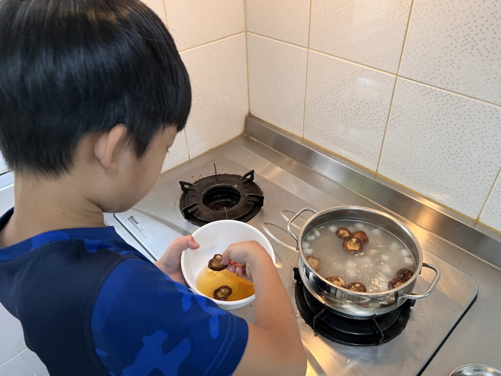 【親子料理】還原四年級國語課本「奶奶的排骨粥」，讓排骨粥真實呈現