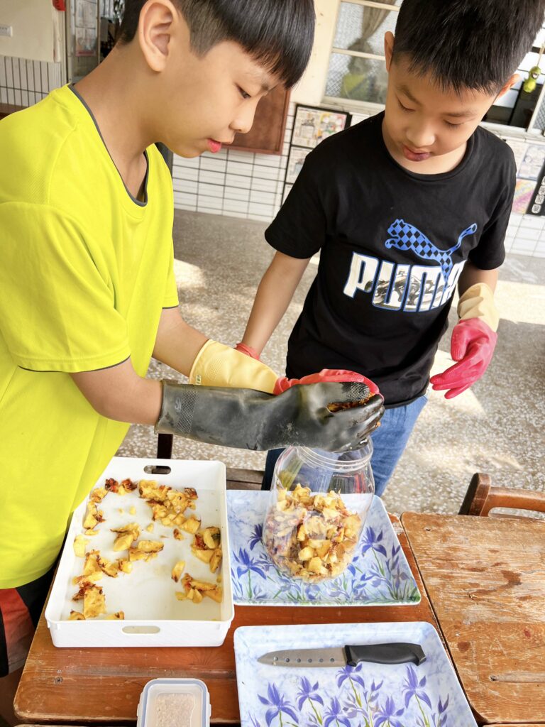 如何製作鳳梨皮發酵液態肥料