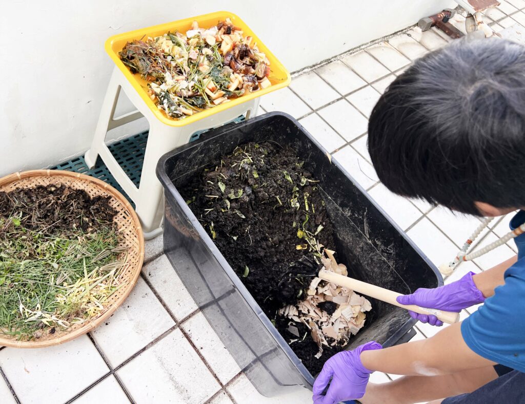 DIY有機堆肥3，從廢土到沃土：利用舊土製造高效有機堆肥(瓦楞紙)