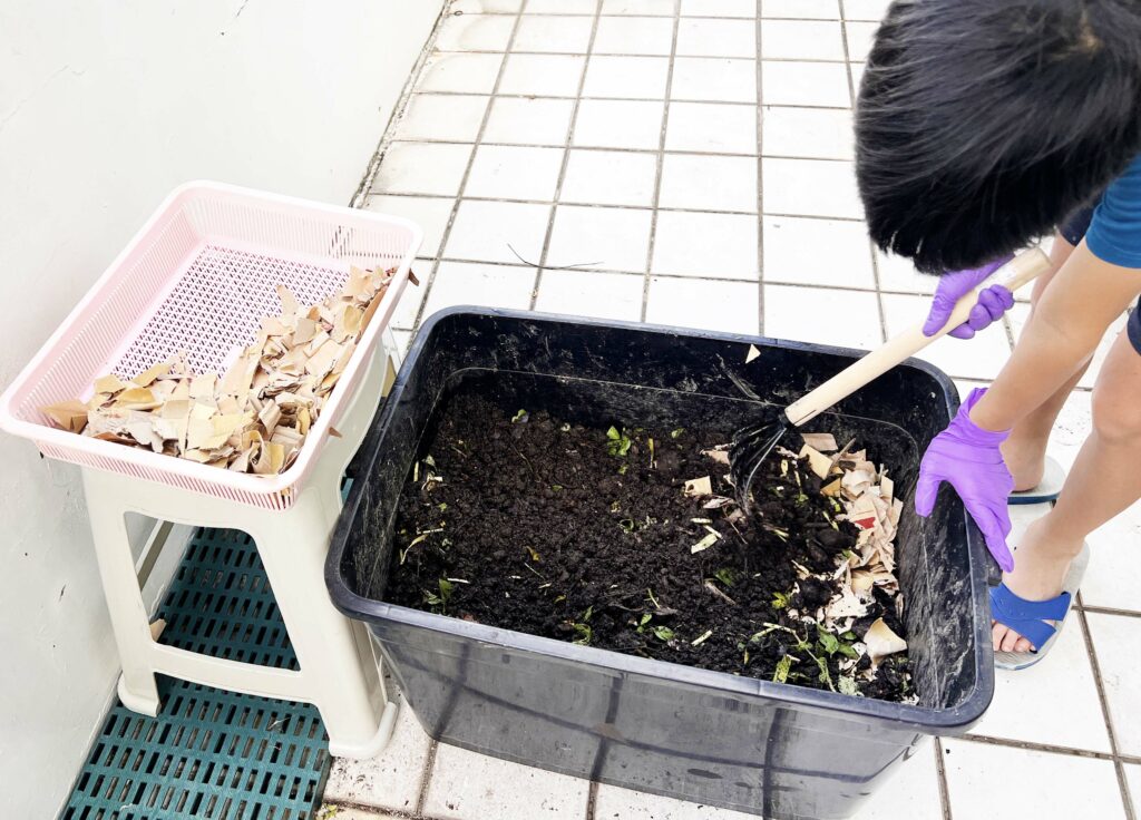 DIY有機堆肥3，從廢土到沃土：利用舊土製造高效有機堆肥(瓦楞紙)