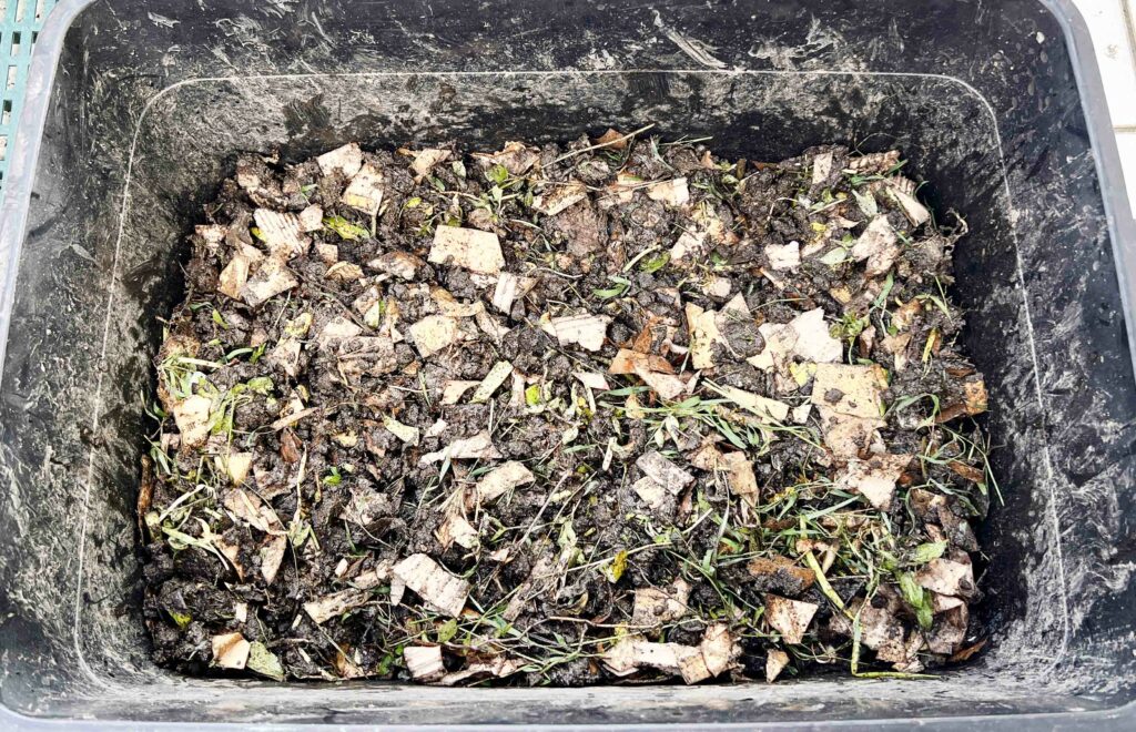 DIY有機堆肥3，從廢土到沃土：利用舊土製造高效有機堆肥(瓦楞紙)