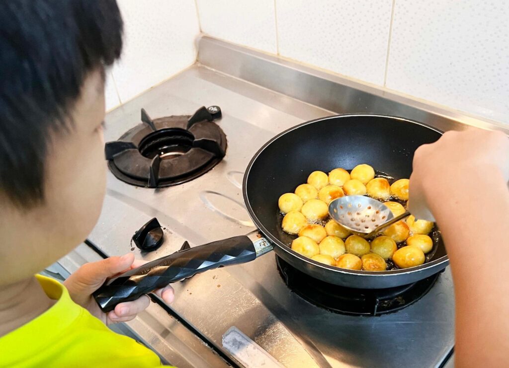 夜市小吃自己做，「地瓜球」製作方式